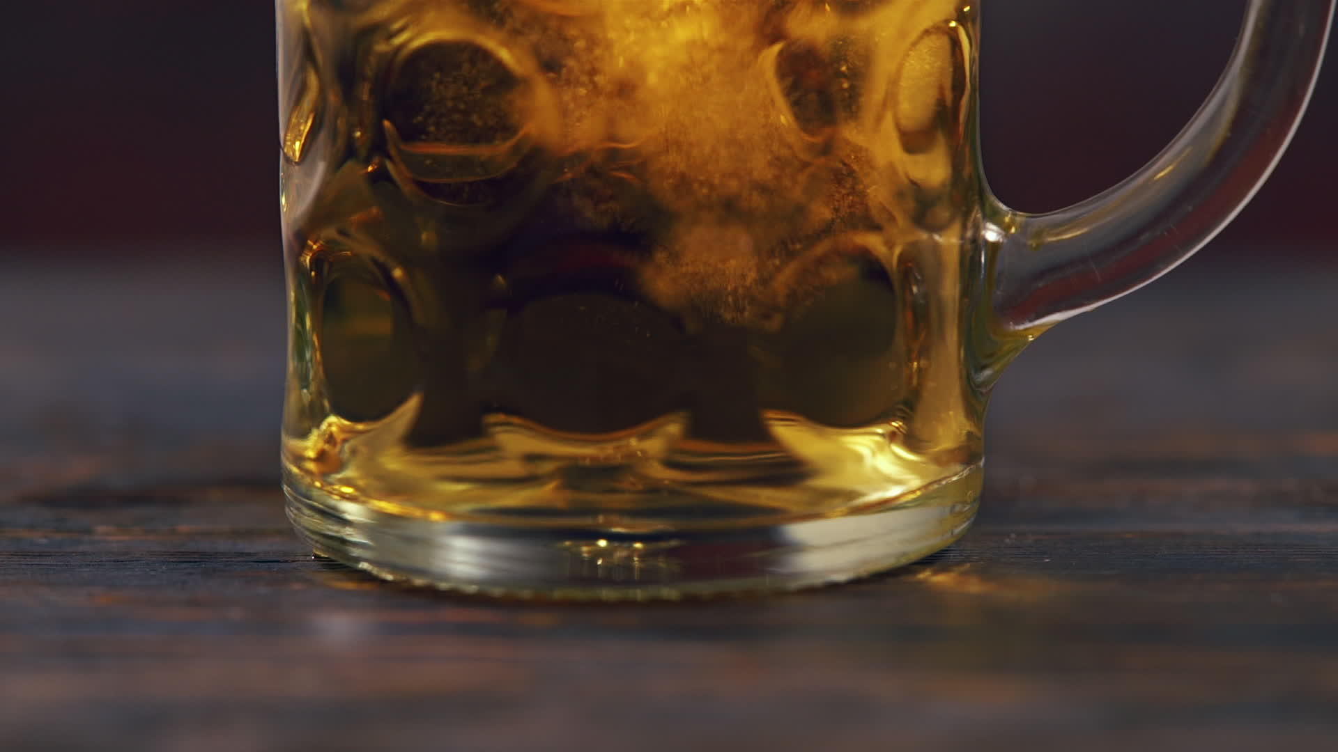 将啤酒倒入杯中视频的预览图