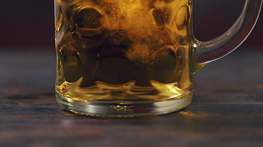 将啤酒倒入杯中视频的预览图
