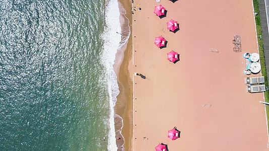 4K海岸线海滨海边浴场航拍海浪游客旅游大连金石滩国家旅游度假区视频的预览图