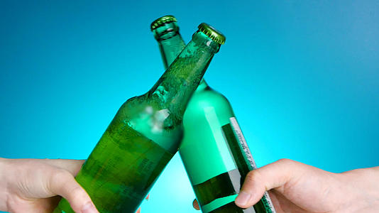 升格啤酒碰杯啤酒瓶开啤酒啤酒泡沫视频的预览图