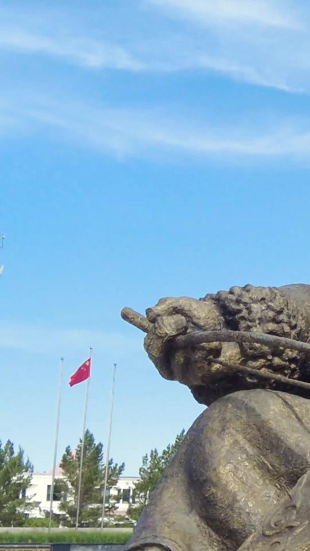 在北方城市广场上拍摄蒙古青年拉马头琴雕塑视频的预览图