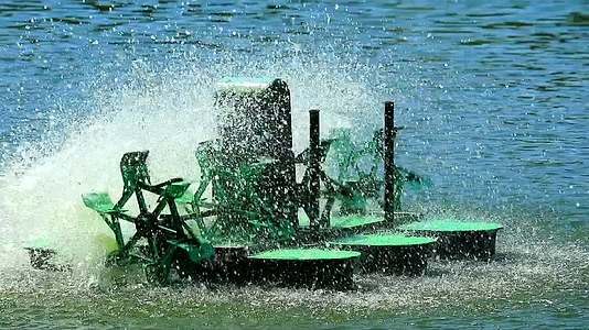 涡轮机在水面上旋转以增加氧气并调整水的状态视频的预览图