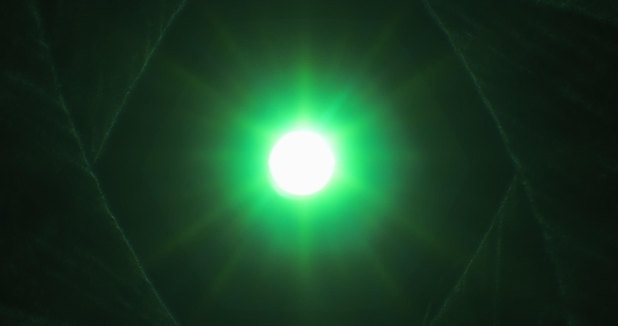 用旧相机镜头照亮的绿光正在打开隔膜叶片正在打开视频的预览图