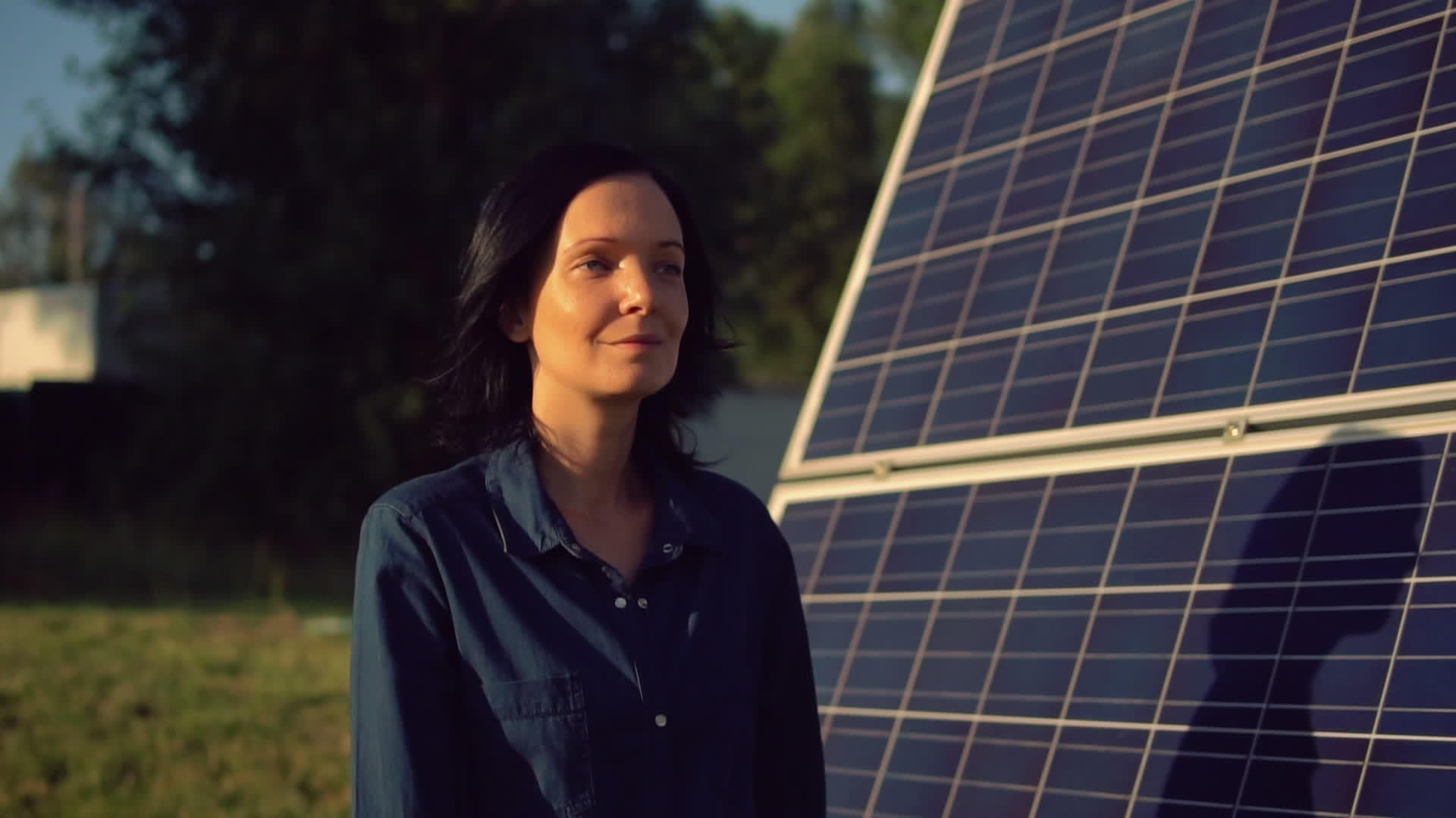 女人走在太阳能电池旁边视频的预览图