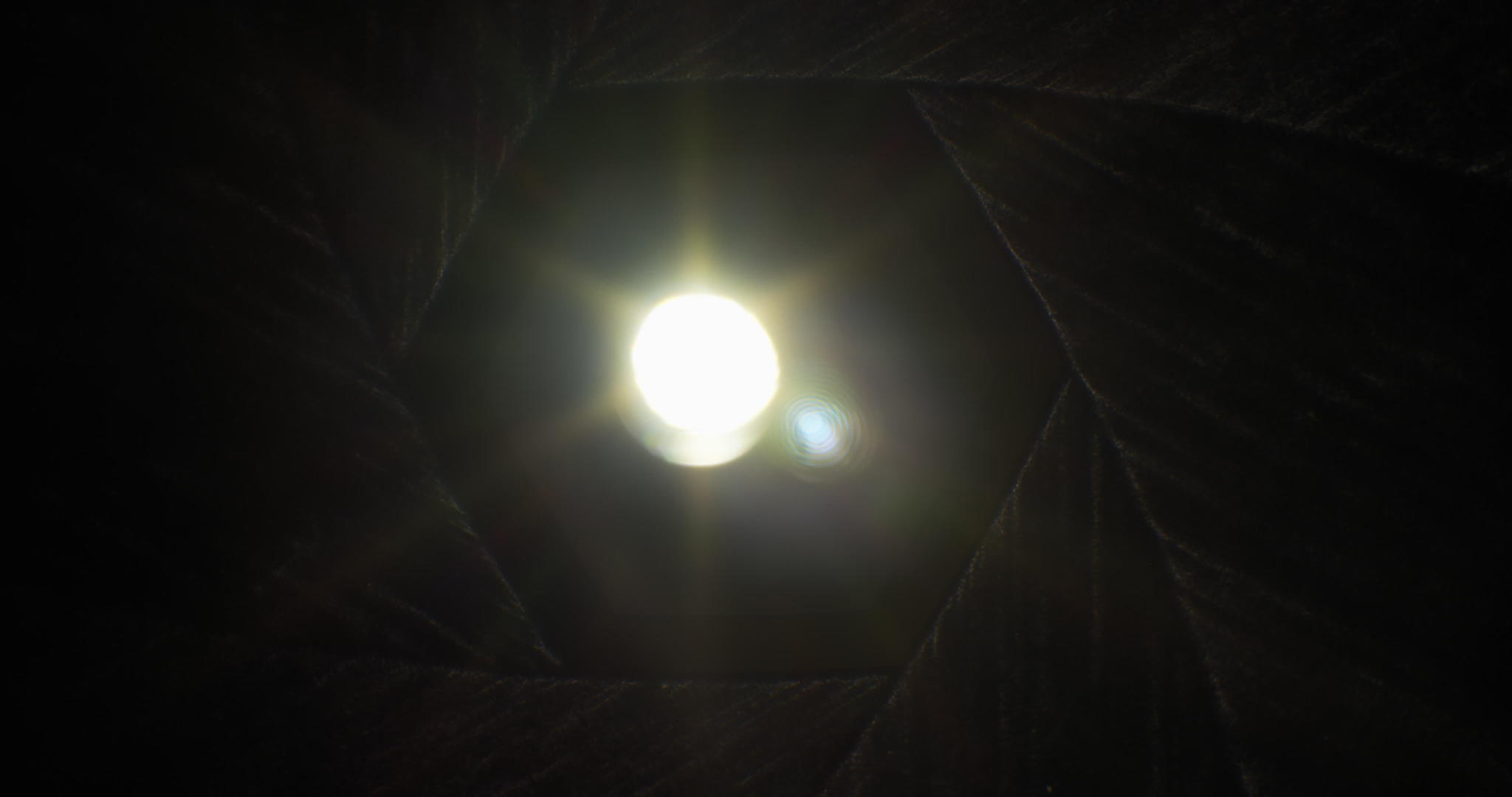 灯光在旧相机镜头中闪烁隔膜刀片正在关闭视频的预览图