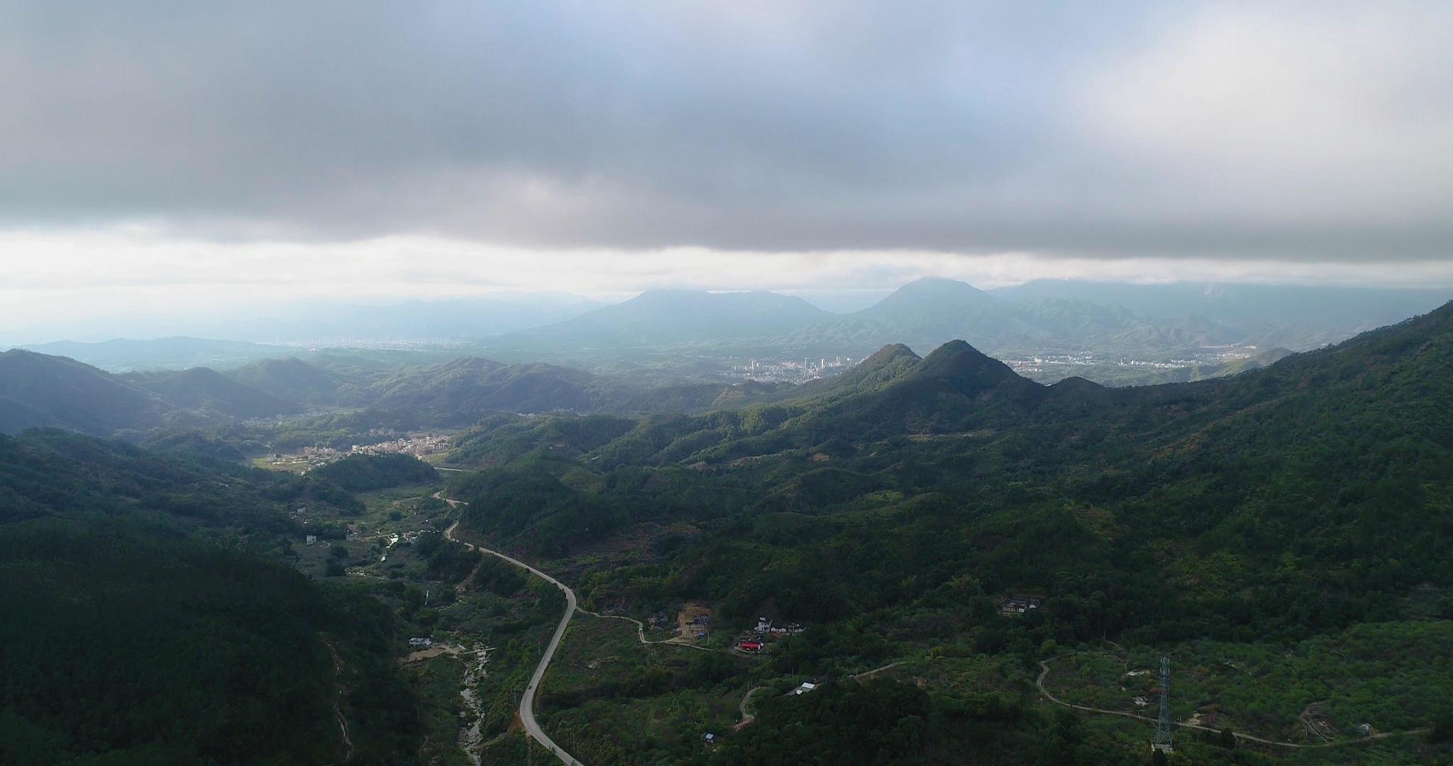 高空俯瞰山川4K航拍视频的预览图