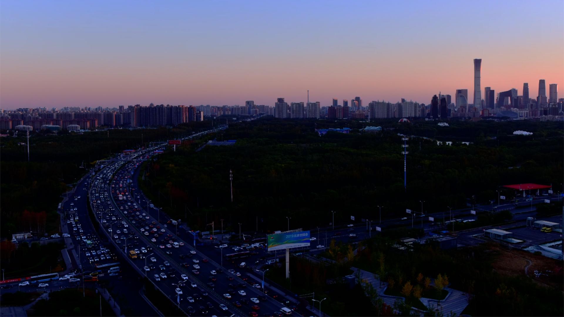 北京CBD四环外桥高峰期的车流延时视频的预览图