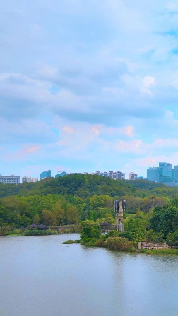 贵阳观山湖公园唯美航拍城市景观视频的预览图