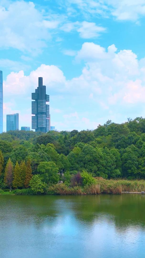 贵阳观山湖公园唯美航拍城市景观视频的预览图