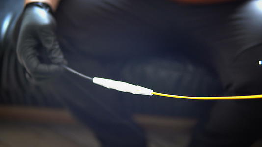 技术人员正在切割和聚变光纤电缆视频的预览图