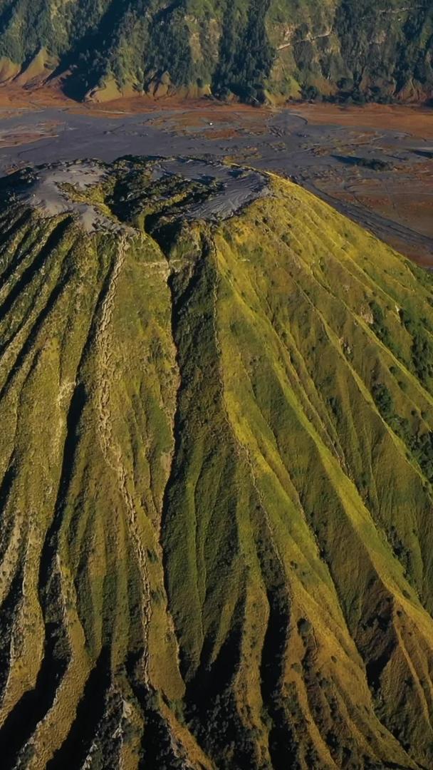 火山航拍布罗莫视频视频的预览图