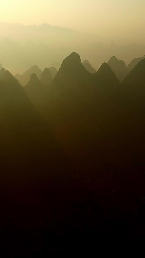 日出下晨雾中的桂林山水视频的预览图