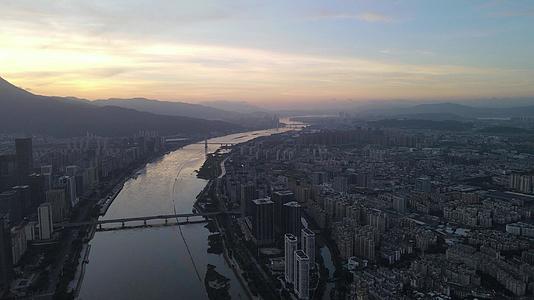 航拍城市清晨天际线视频的预览图