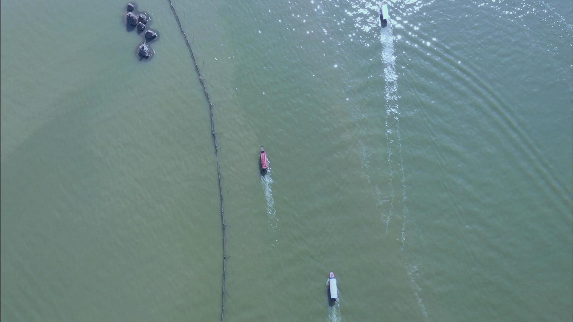 东湖上的船只航拍视频视频的预览图