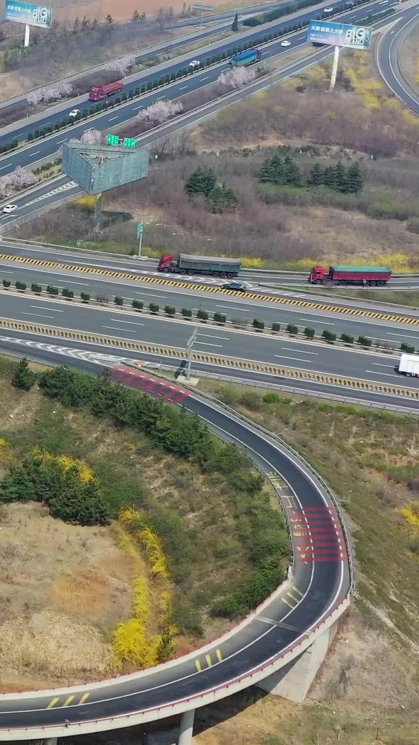 交通高速公路枢纽立交桥航拍视频视频的预览图