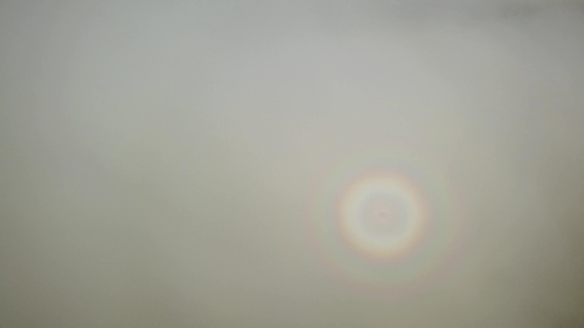 空气中的彩虹光环反射在白云上视频的预览图