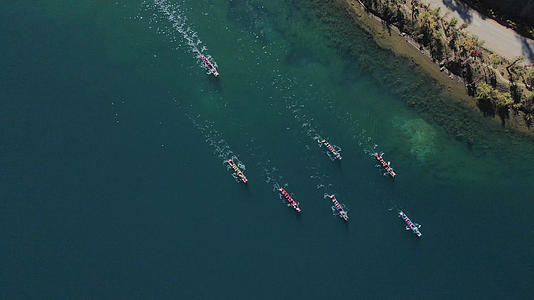 4k端午节在湖面上一起航行的猪槽船龙舟航拍视频的预览图