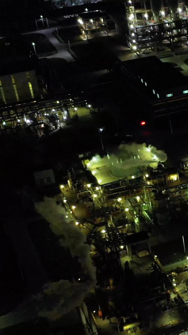 大工厂夜晚灯火通明视频的预览图