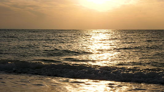 日出时阳光反射在海水中视频的预览图