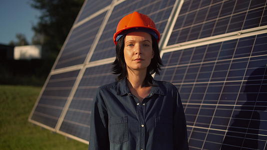 女性戴橙色头盔太阳能电池板视频的预览图