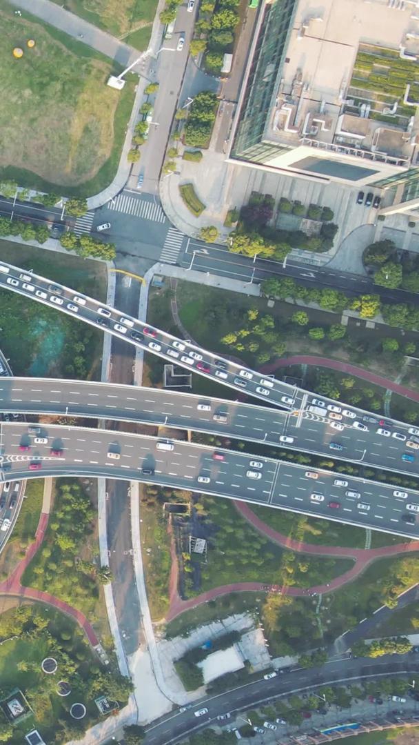 城市航拍风景城市高空俯瞰城市交通立交桥材料视频的预览图