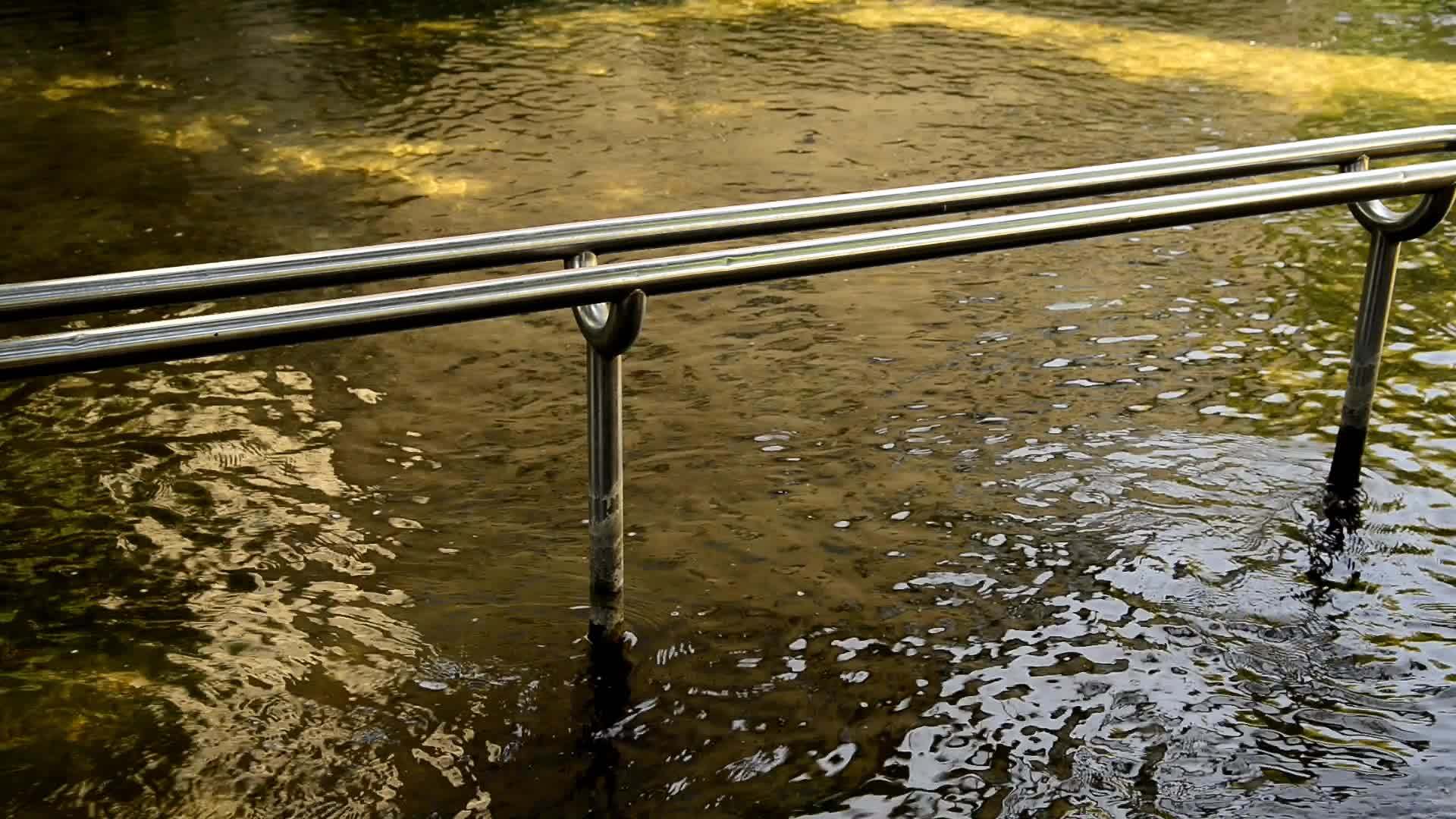 德国丹贝河岸上的一名男子kneipp在水下行走设施中行走视频的预览图