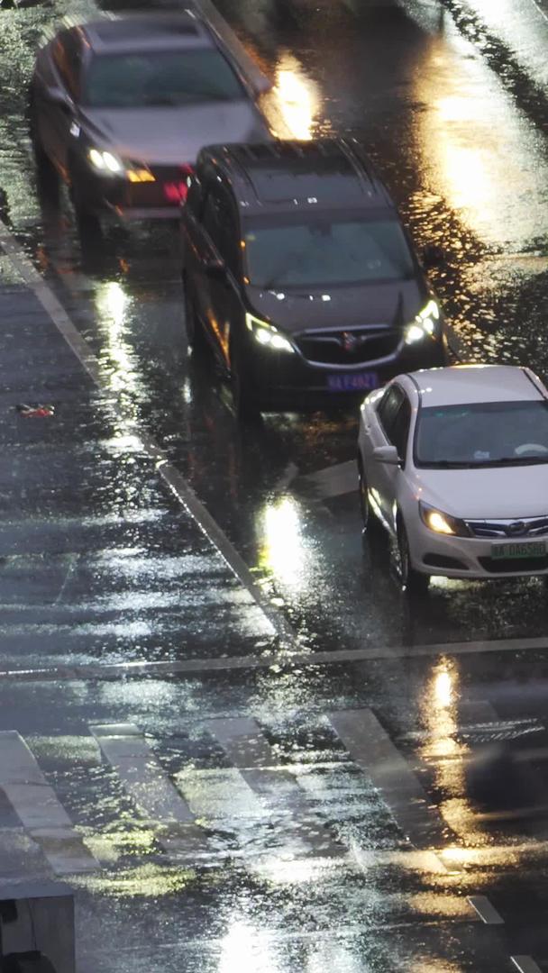 航拍城市雨天道路斑马线交通车流街景夜景素材视频的预览图