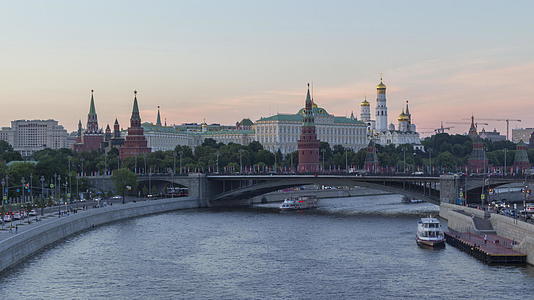 莫斯科克里姆林河和莫斯考河在夏天阳光明媚的夜晚延迟视频的预览图