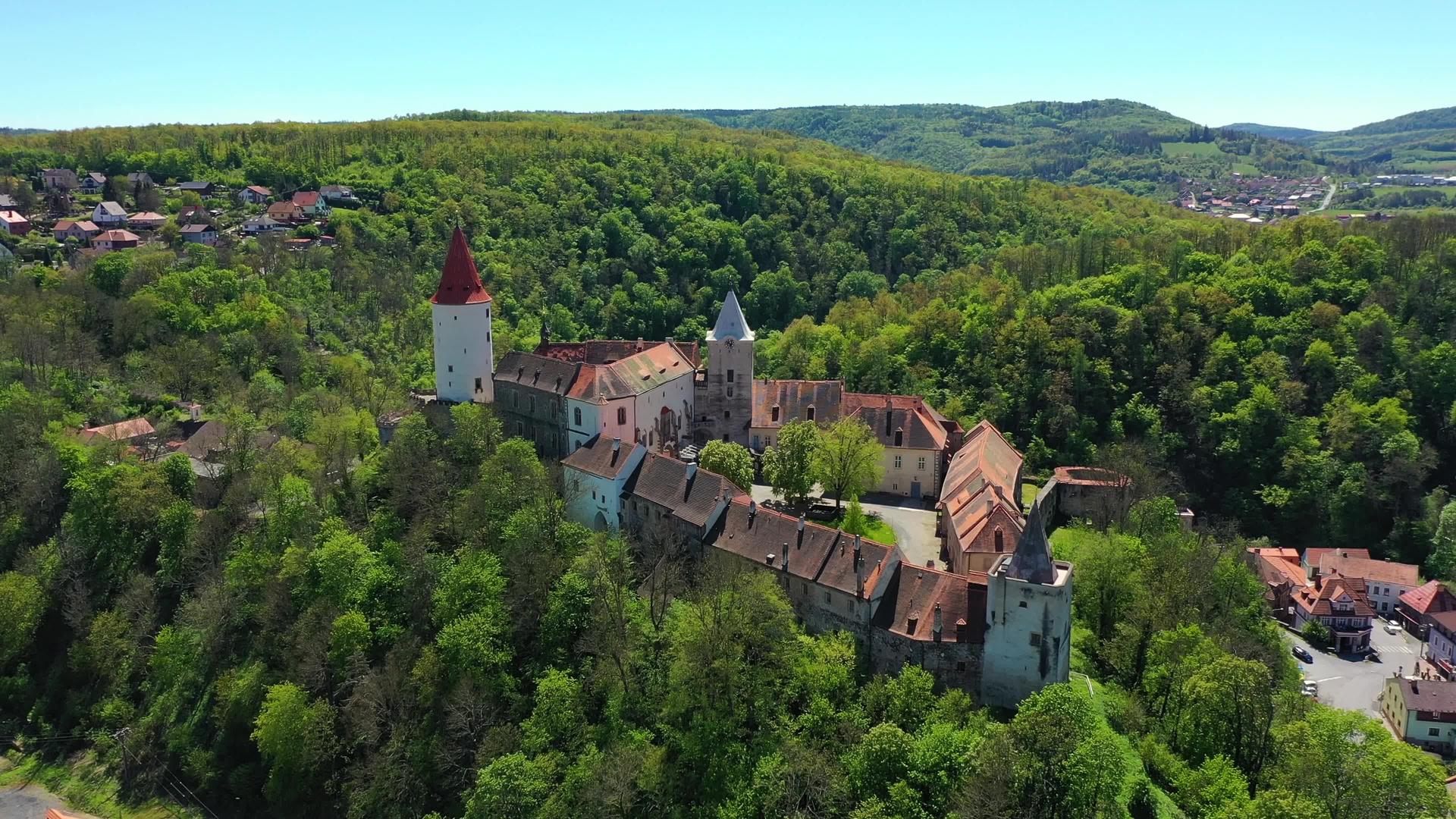 捷克中世纪城堡鸟瞰图视频的预览图