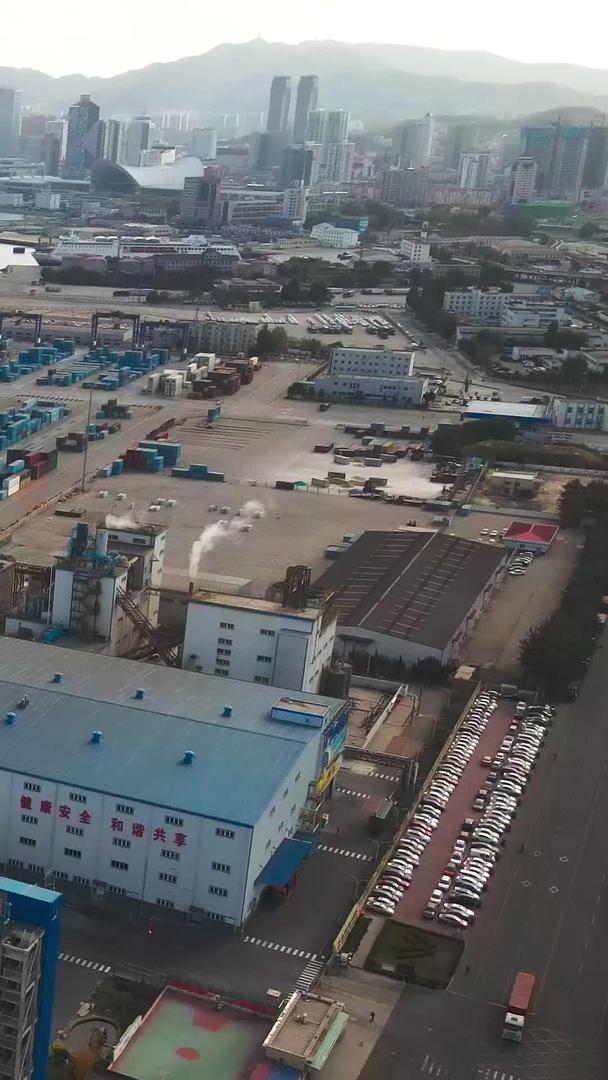 沿海城市港口码头货物实拍运输视频的预览图