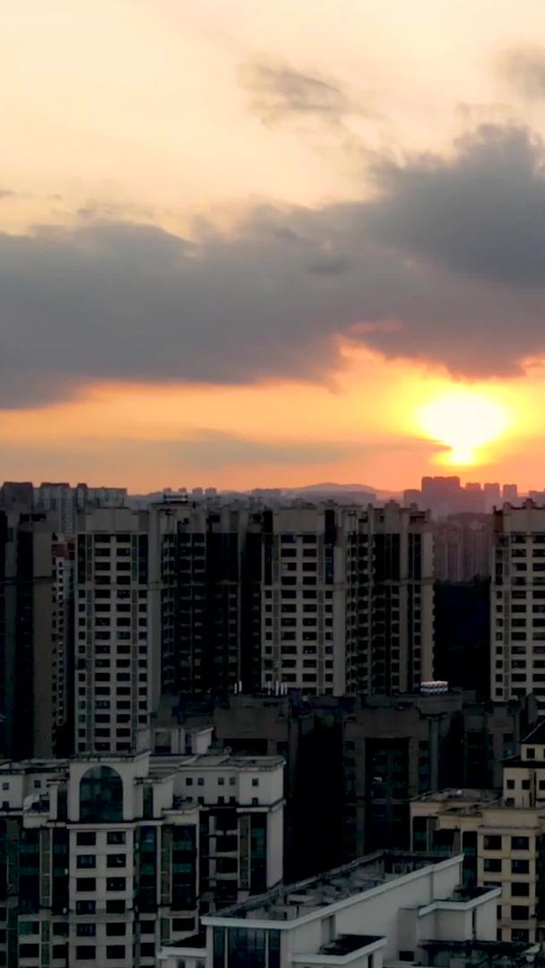 日落时贵阳紧密的城市住宅建筑延迟材料视频的预览图