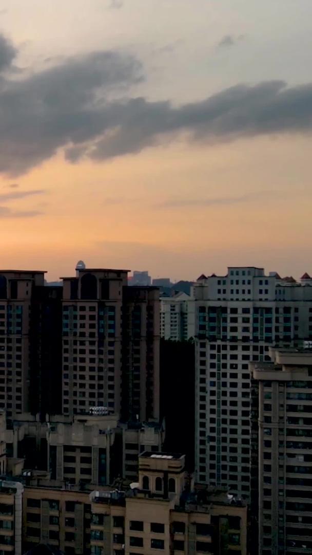 日落时贵阳紧密的城市住宅建筑延迟材料视频的预览图