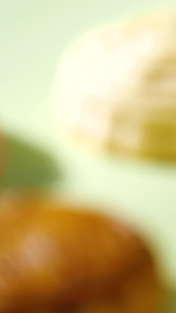 月饼冰皮月饼中秋月饼网红彩月饼糕点甜点视频的预览图