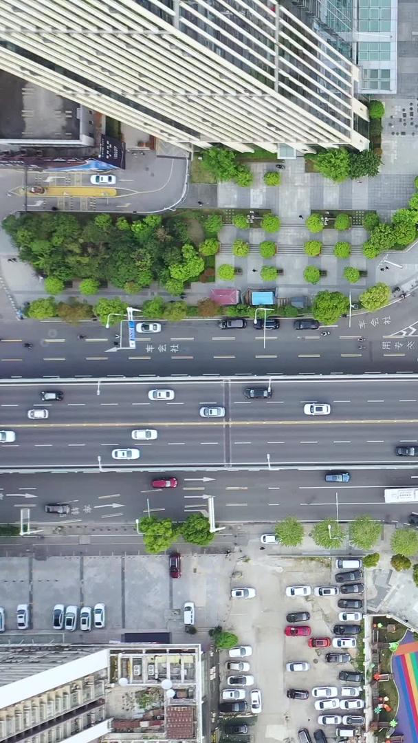 航空摄影城市错综复杂的立交桥和十字路口交通视频的预览图