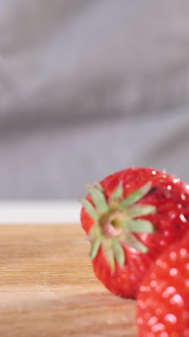新鲜草莓切配实拍视频视频的预览图