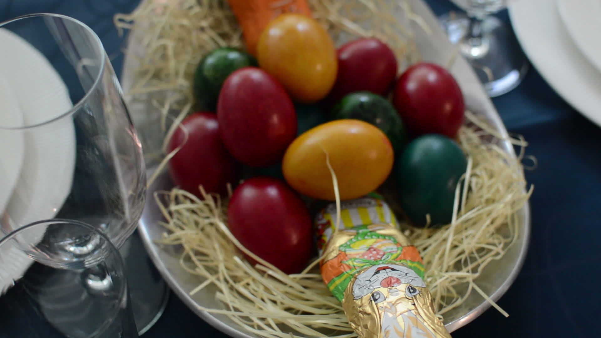 东风节餐桌上有兔子和鸡蛋装饰品视频的预览图