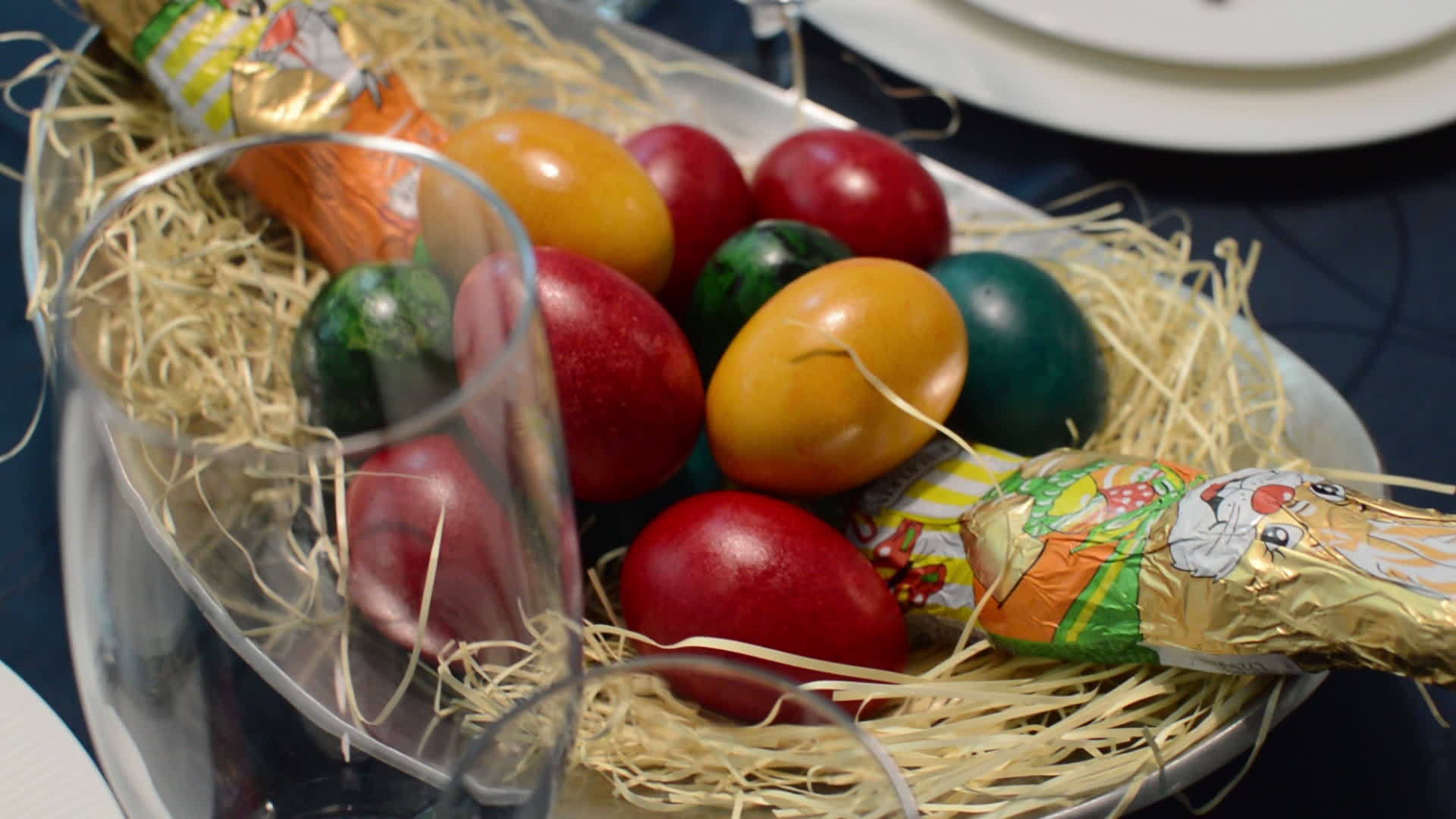 复活节彩蛋和兔子造型装饰视频的预览图