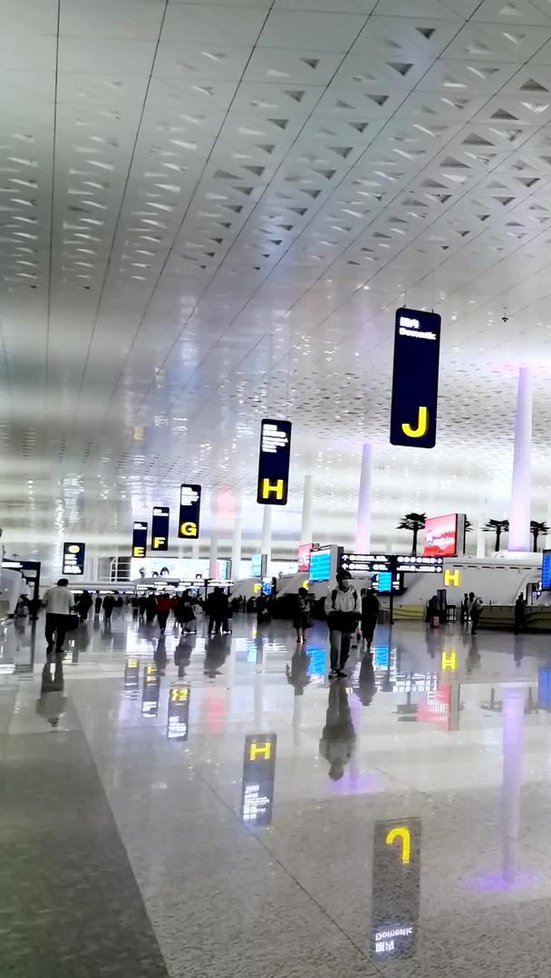 机场航站楼大厅晚上繁忙的延迟材料视频的预览图