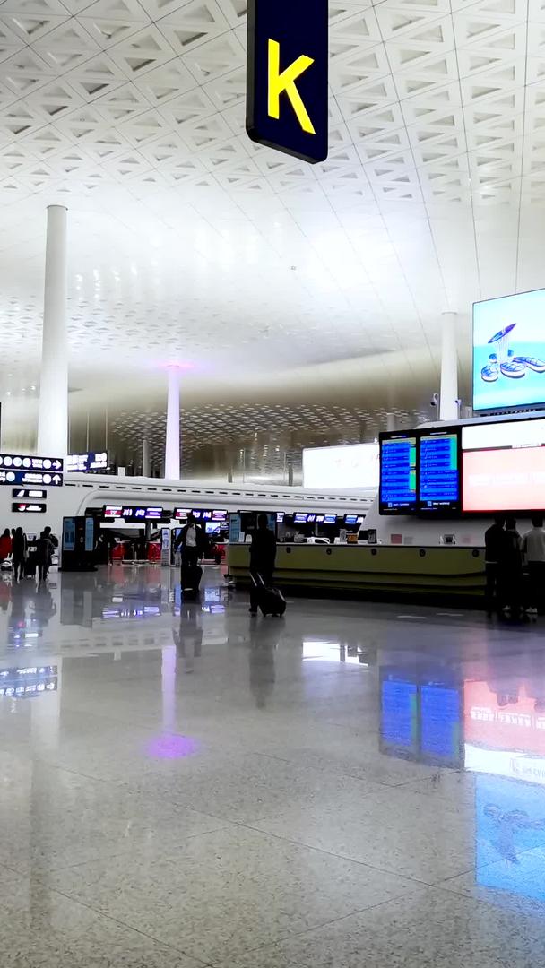 机场航站楼大厅晚上繁忙的延迟材料视频的预览图