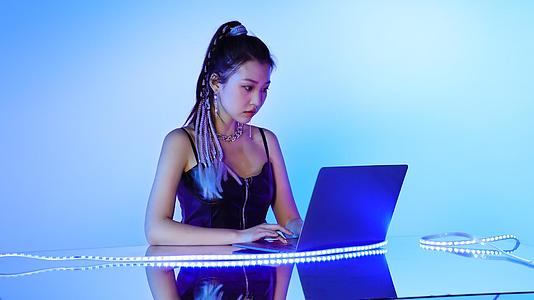多彩少女使用笔记本电脑视频的预览图