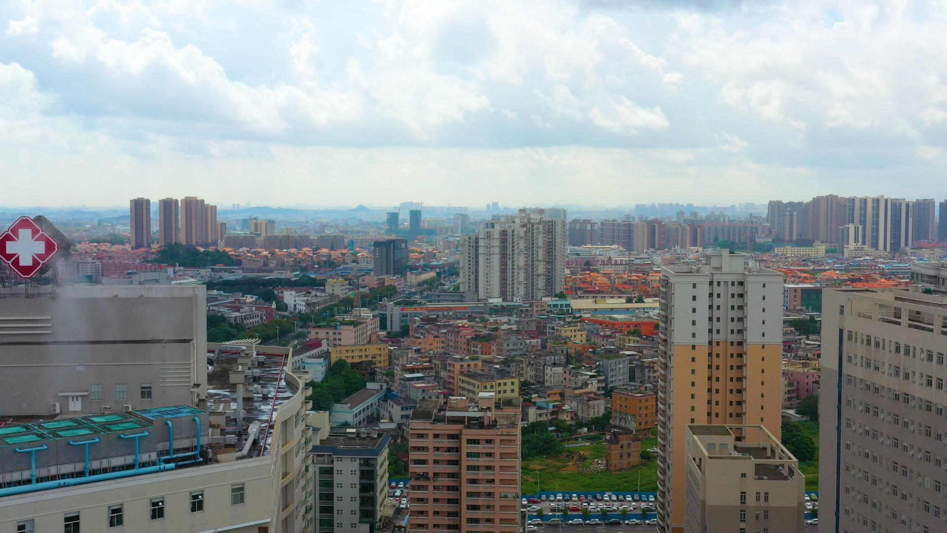 深圳城市医院上空航拍4K视频的预览图