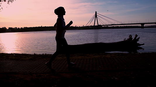 女人在水边跑步视频的预览图