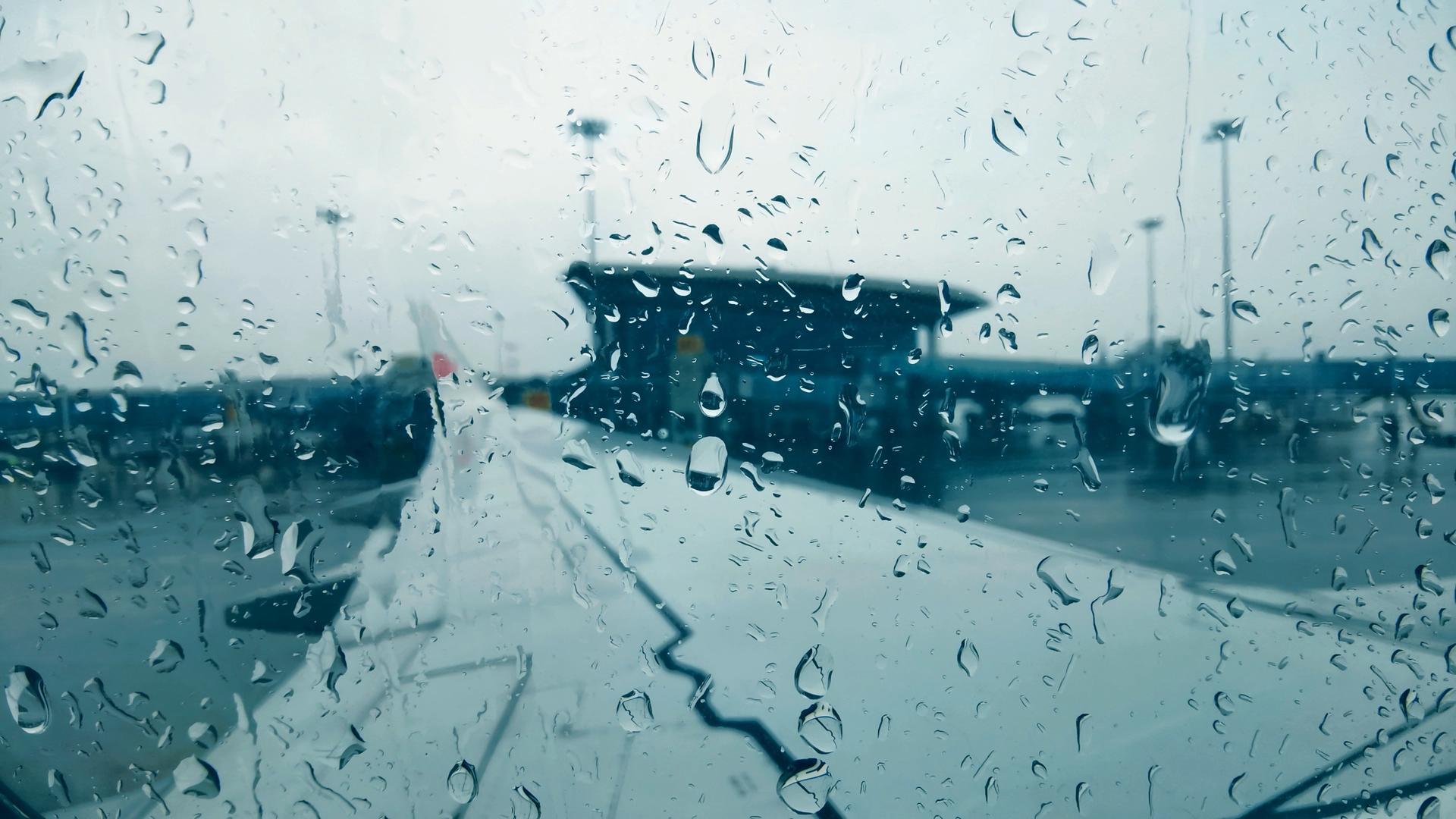 4K实拍下雨天机场飞机窗口拍机翼雨珠视频素材视频的预览图