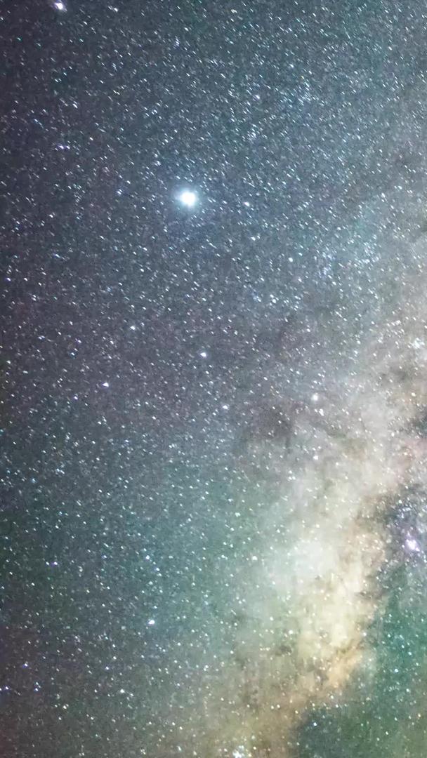 延迟西藏业拉山观景台夜景星空银河素材视频的预览图