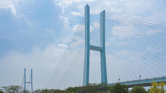 8k素材延时摄影蓝天白云荆州长江大桥视频的预览图