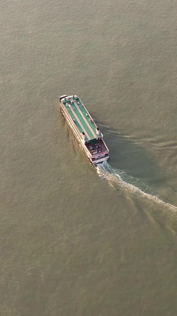 武汉长江上航拍的渡江轮渡视频的预览图