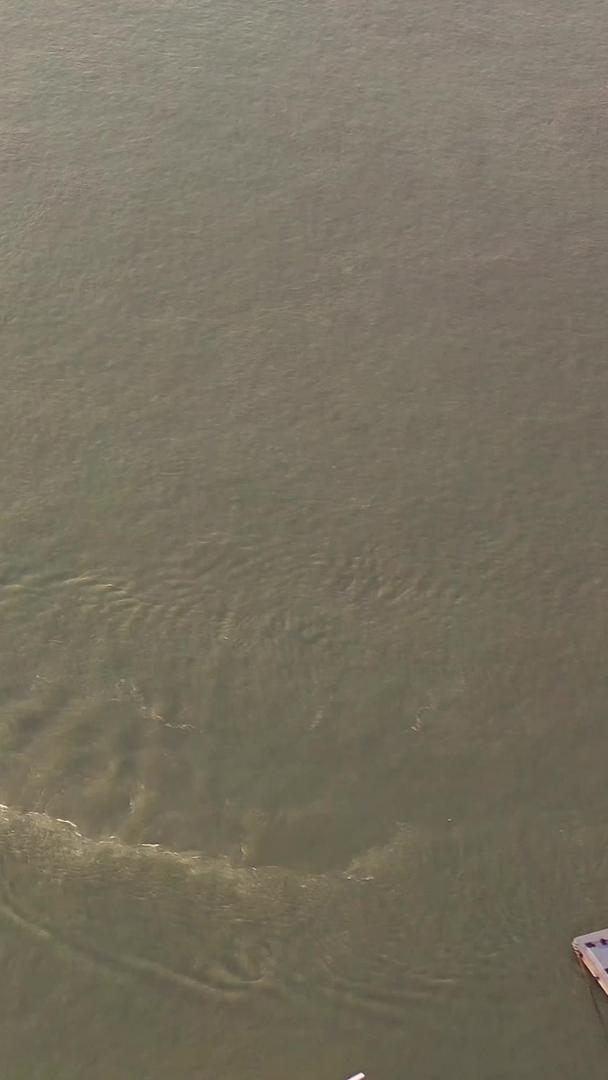 武汉长江上航拍的渡江轮渡视频的预览图