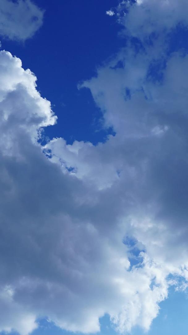 延迟拍摄天空中的云朵涌动视频的预览图