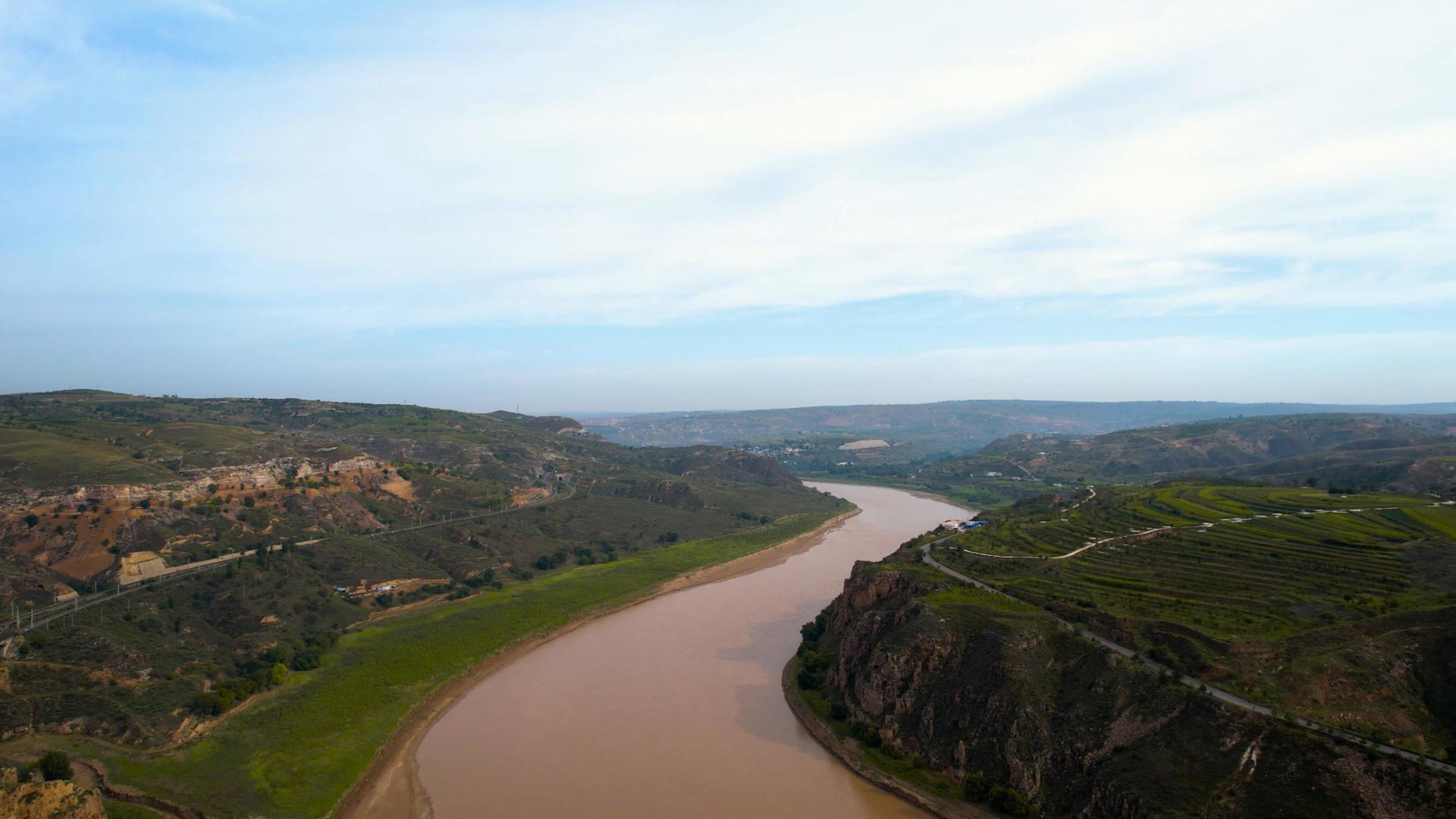 5k航拍陕北黄土高坡上的黄河大峡谷及周边的铁路和山脉视频的预览图