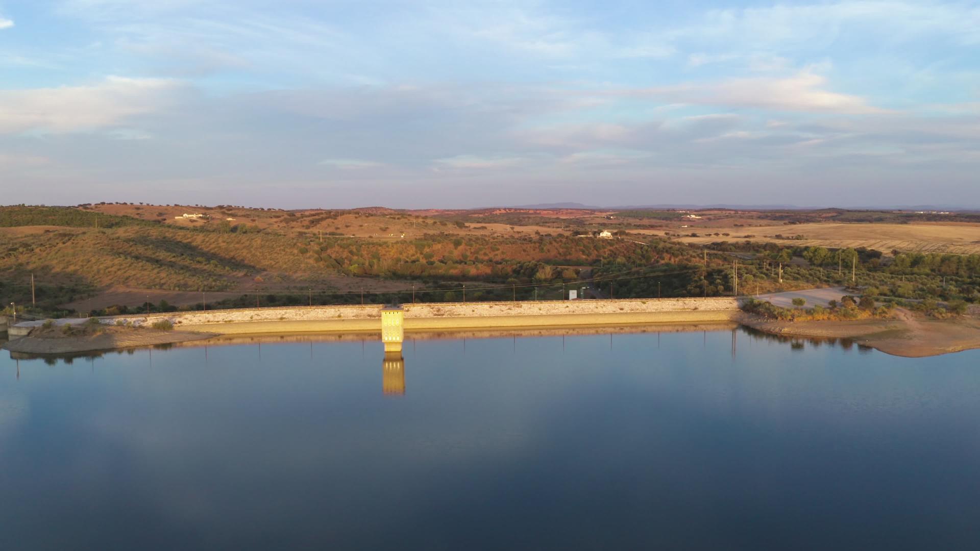 无人驾驶飞机从空中观察大坝景观视频的预览图
